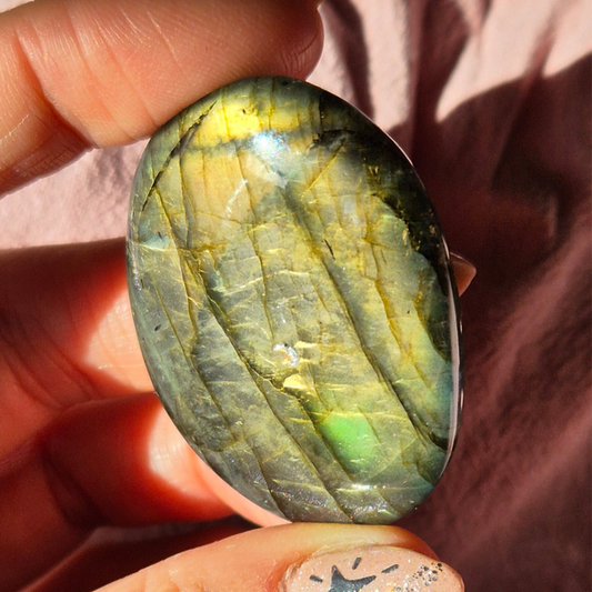 Labradorite palmstone 7