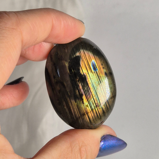 Dark Labradorite palmstone 1