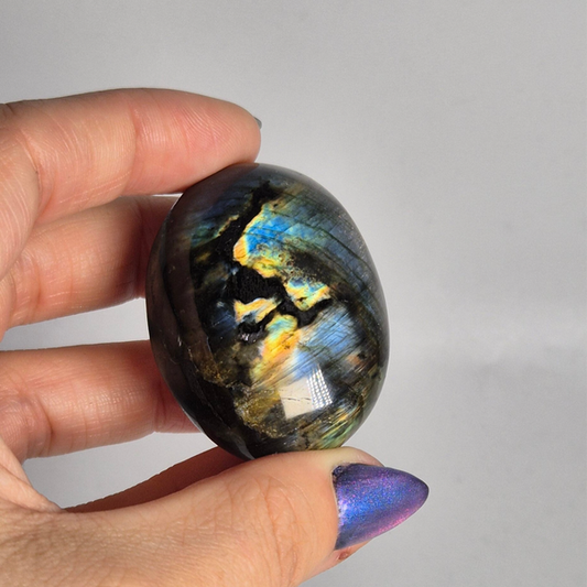 Dark Labradorite palmstone 18