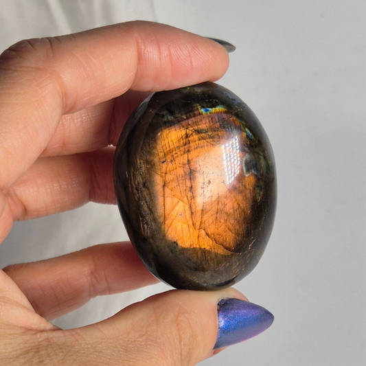 Dark Labradorite palmstone 4