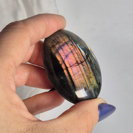 Dark Laabradorite palmstone 8