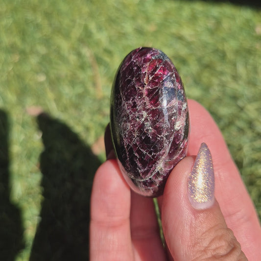 Rhodolite garnet palmstone 7