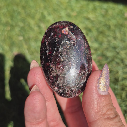 Rhodolite garnet palmstone 8