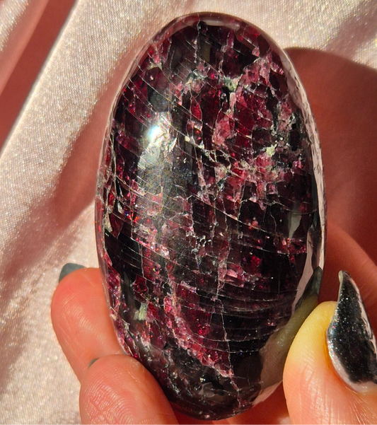 Rhodolite Garnet palmstone 3