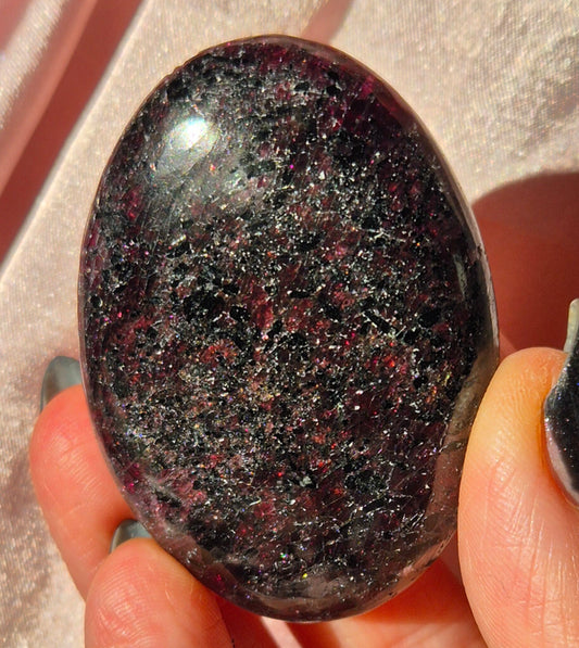 Rhodolite Garnet palmstone 4