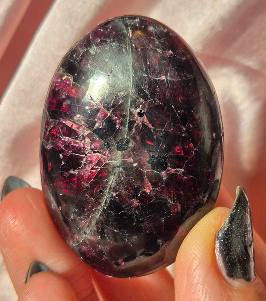 Rhodolite Garnet palmstone 9