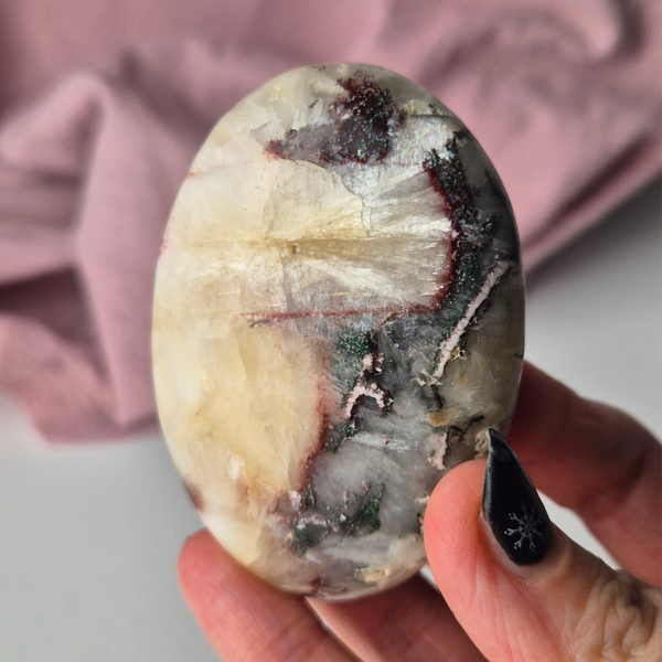 Stilbite / Red Heulandite palmstone 4